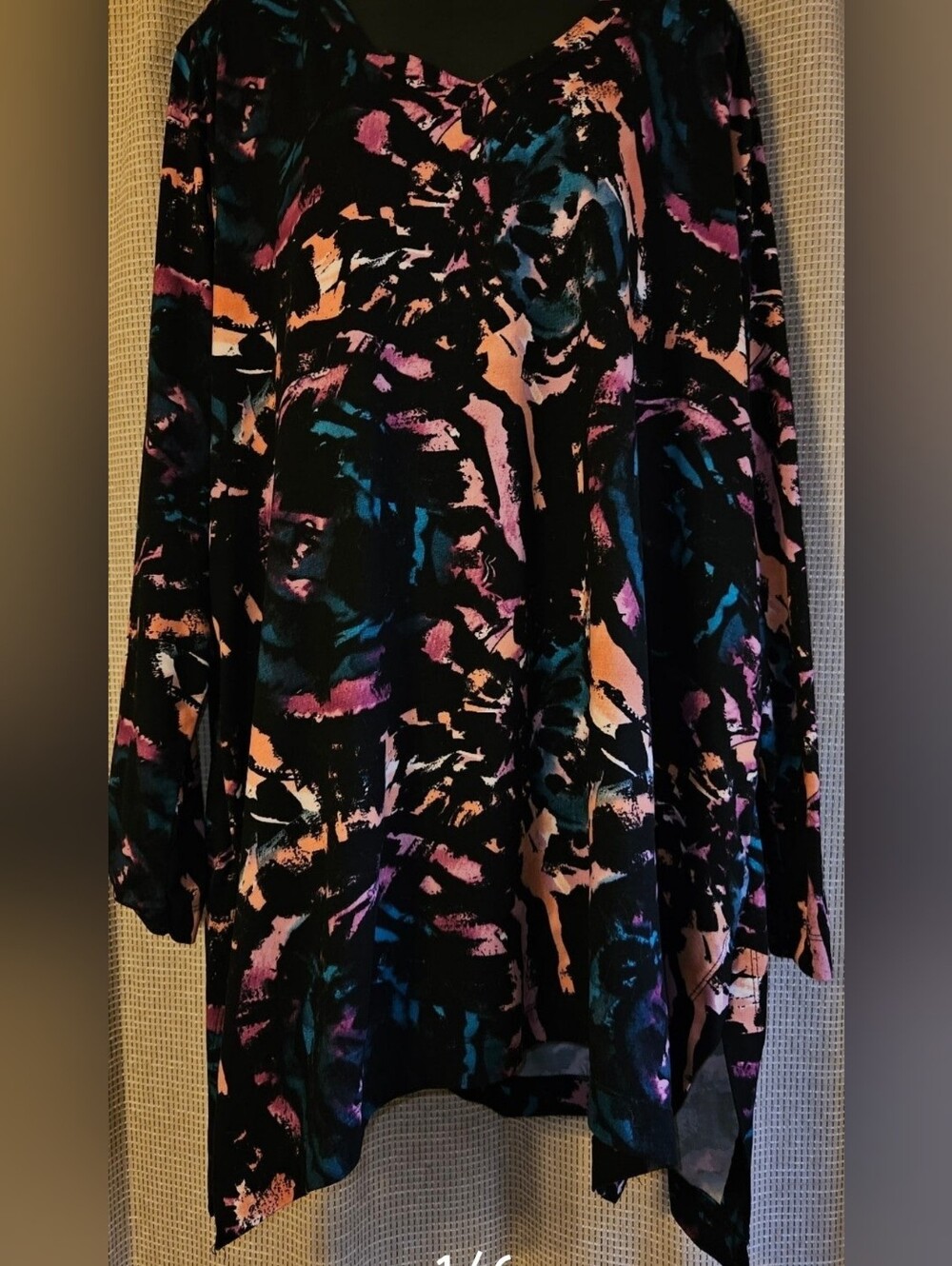LILDY Printed V-Neck Asymmetrical Side Slit Tunic Top Size 2XL-3XL